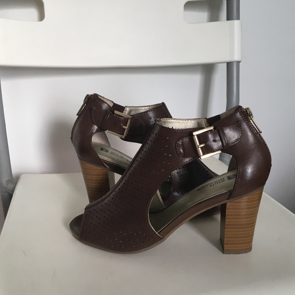 White Mountain perforated peep toe sandal, 7.5